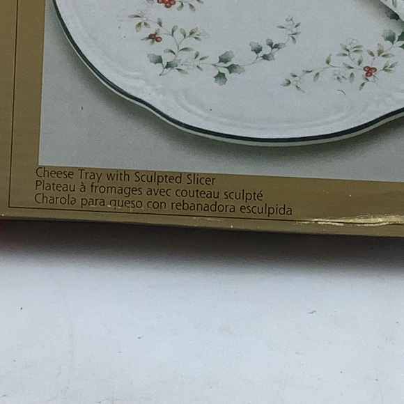 New Pfaltzgraff Winterberry Cheese Tray with Sculpted Slicer - Picture 9 of 9